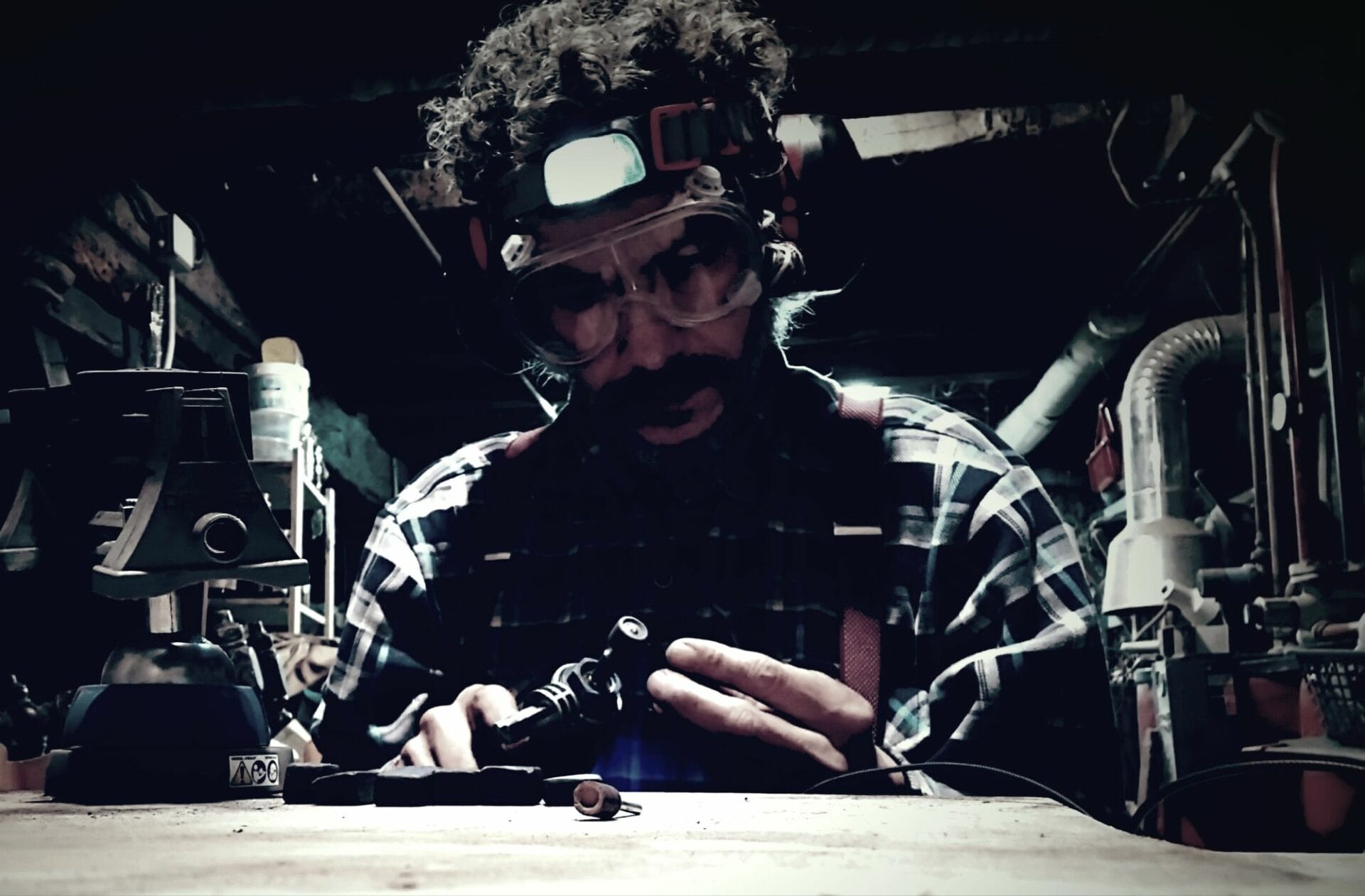 Collier en bois d’ébène : Sculpteur de kryptonite.